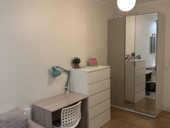 Bright and modern bedroom apartment in Tallinn, featuring a desk, wardrobe, and comfortable bed. Perfect for short stays.