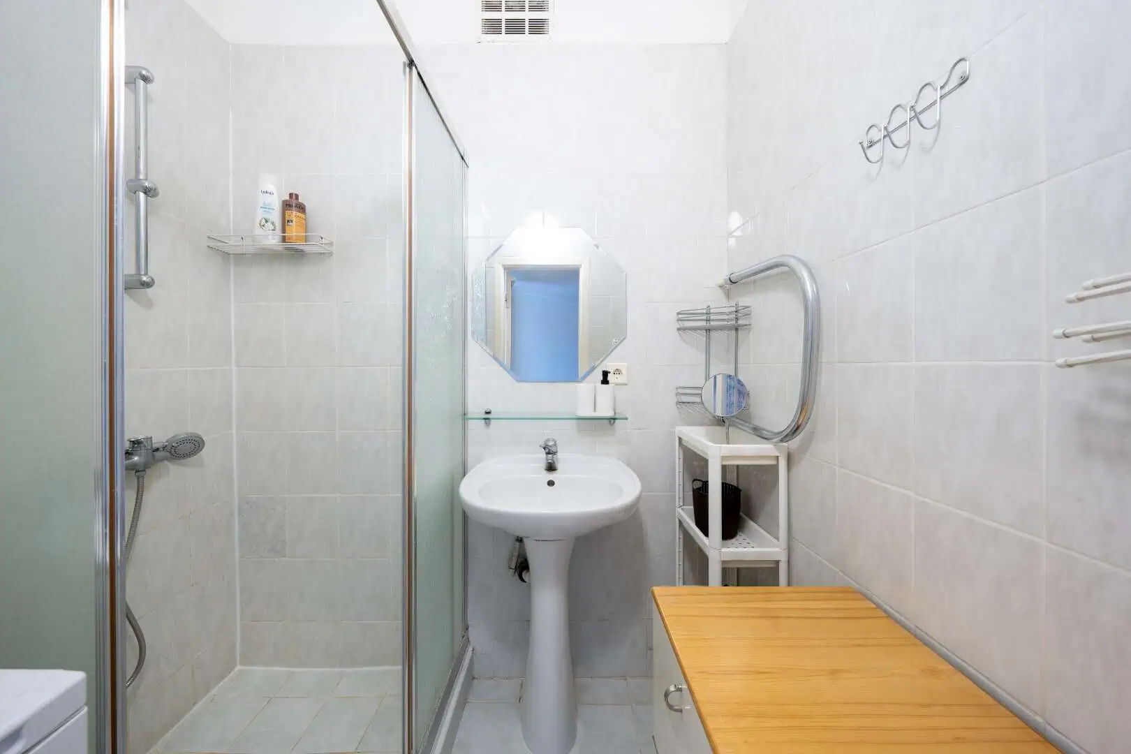 Cozy Tallinn hostel bathroom with shower, sink, and modern amenities at Koolrooms Tallinn.