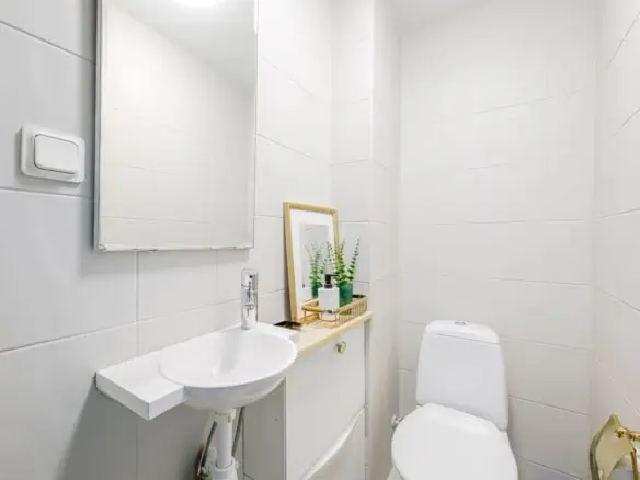 Clean, minimalistic design with modern amenities in Tallinn hostel.