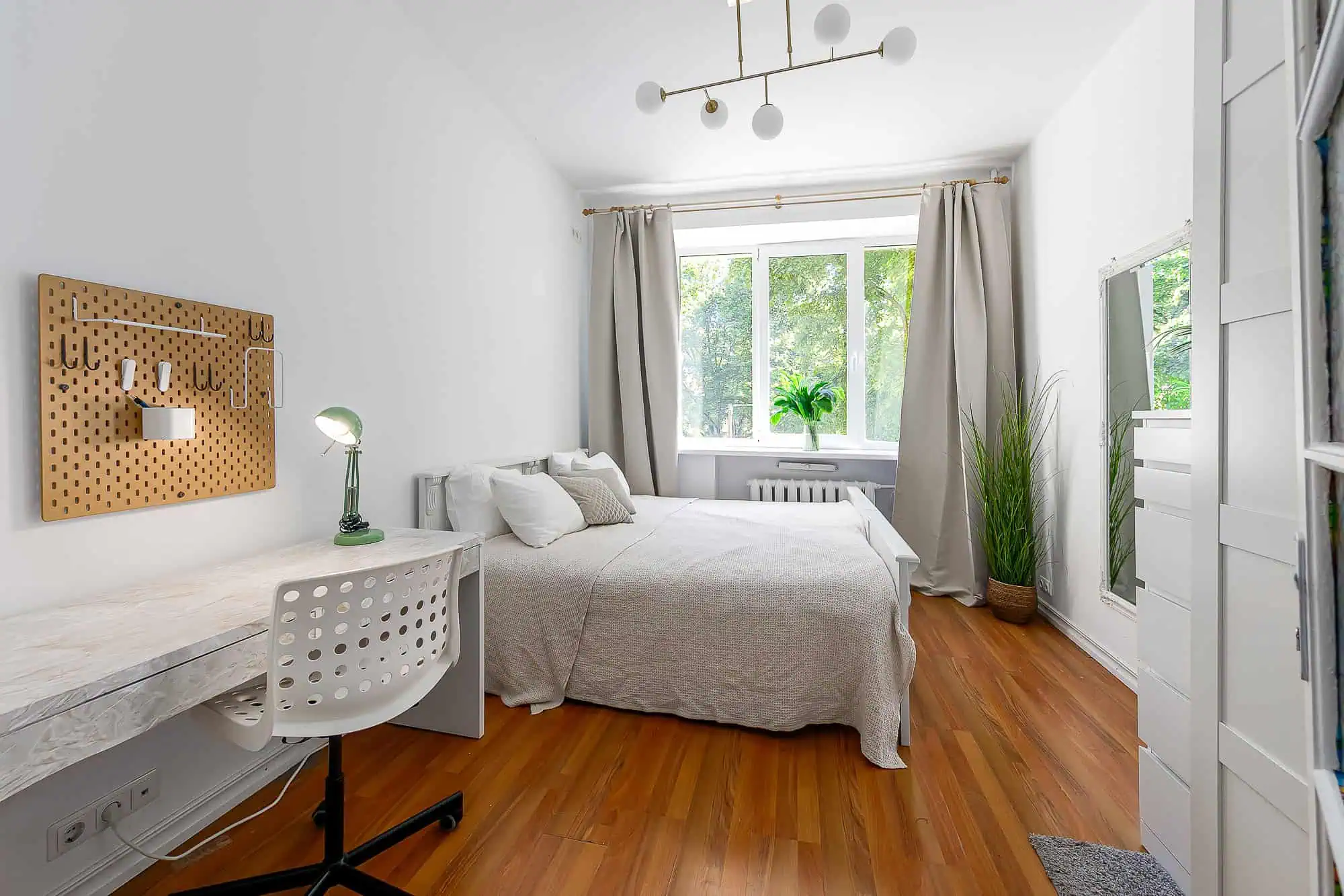 Bright, minimalistic accommodation at Koolrooms Tallinn with cozy furnishings.