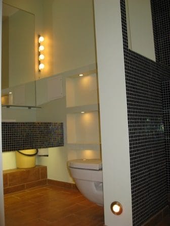 Koolrooms Tallinn Bath. Modern student apartment bathroom at Koolrooms Tallinn, featuring stylish design and contemporary facilities.
