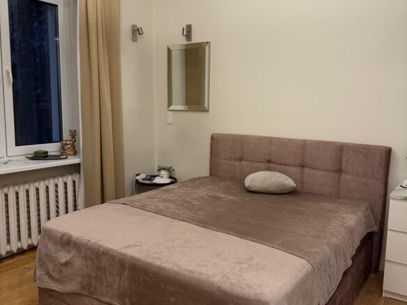 Brand New American-style high double-bed (160cm) installed March 2026.